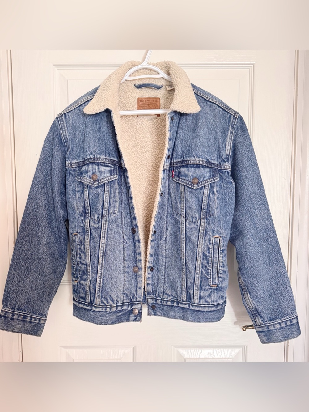 Levi’s Sherpa Lined Medium Wash Distressed Denim Trucker Jacket - sz Med